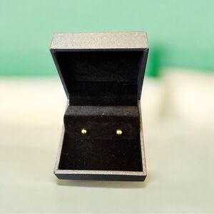 New Classic Elegant 14kt Gold Stud Earrings Approximately 3-4 mm size